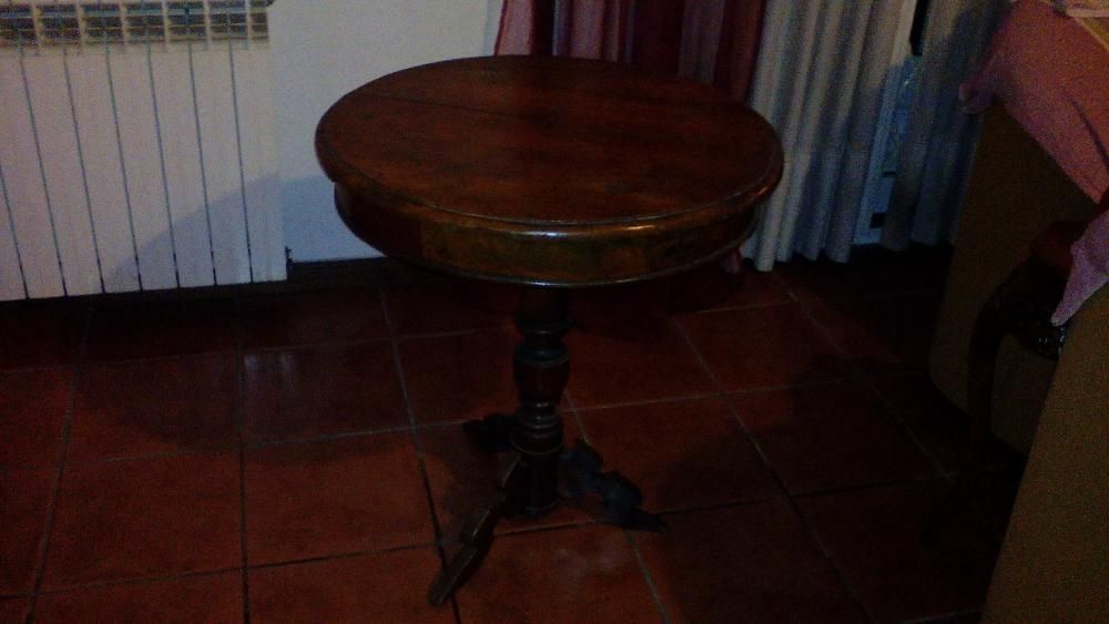 Mesa antiga de pé galo