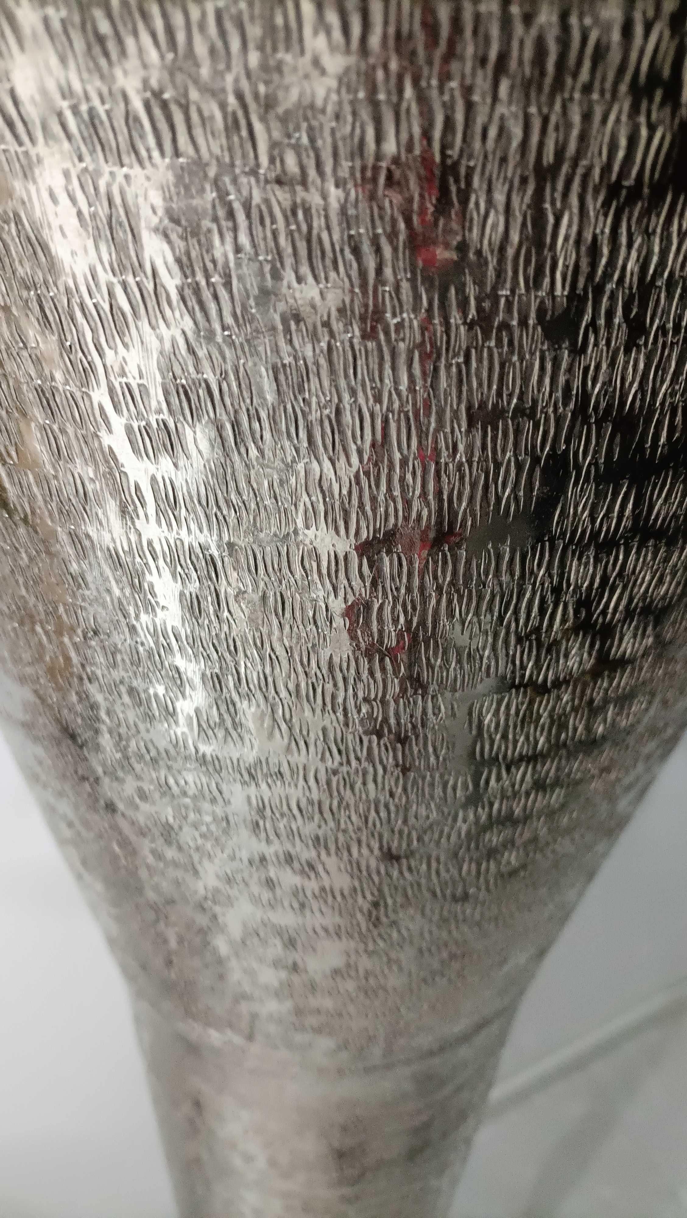 Jarra de metal alta