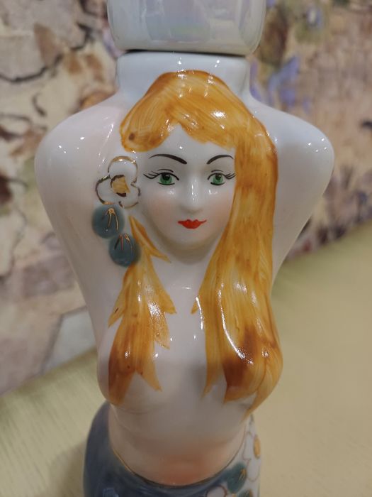 Фарфорова статуетка.