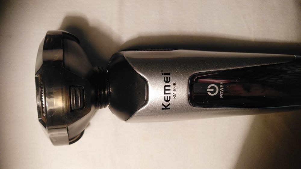 Продам триммер для лица в комплекте четыре насадки новый