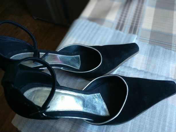 Замшевые черные туфли Fedele с острым носком