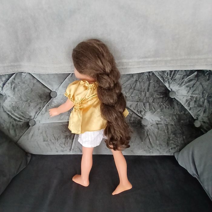 Śliczna lalka z długimi włosami.