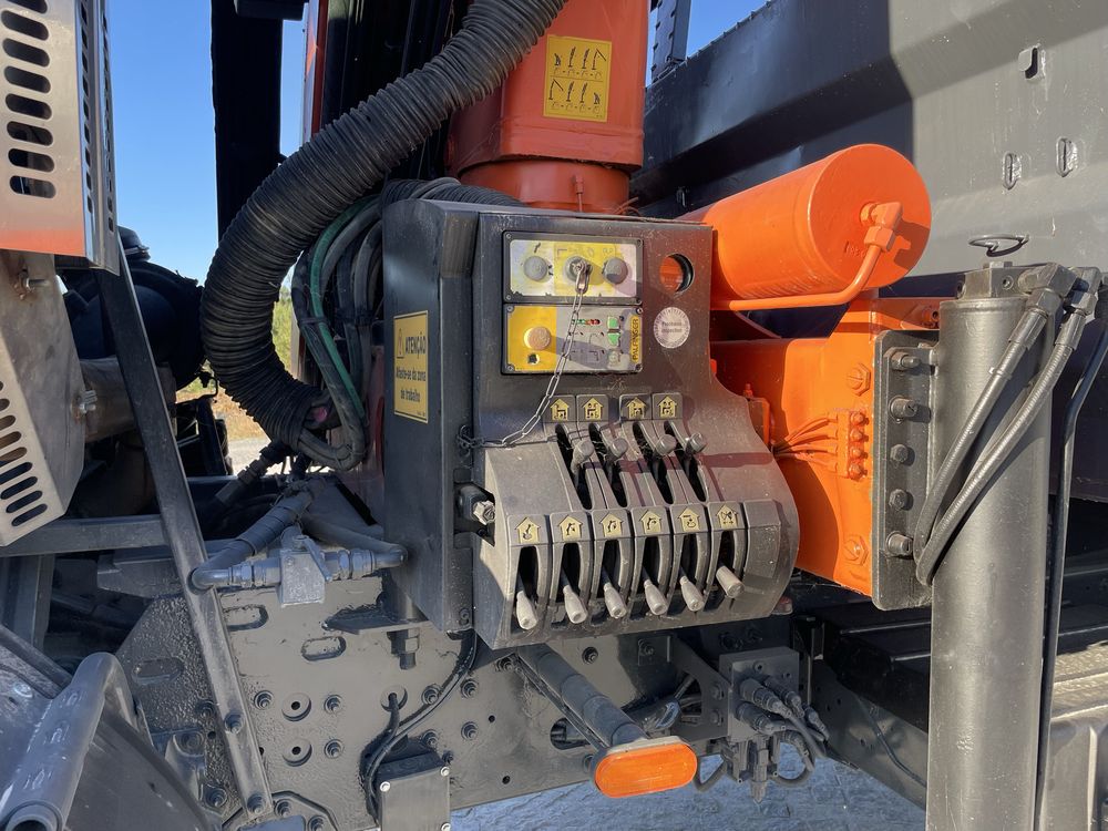 Camião Renault Kerax 320 com grua Palfinger PK16502