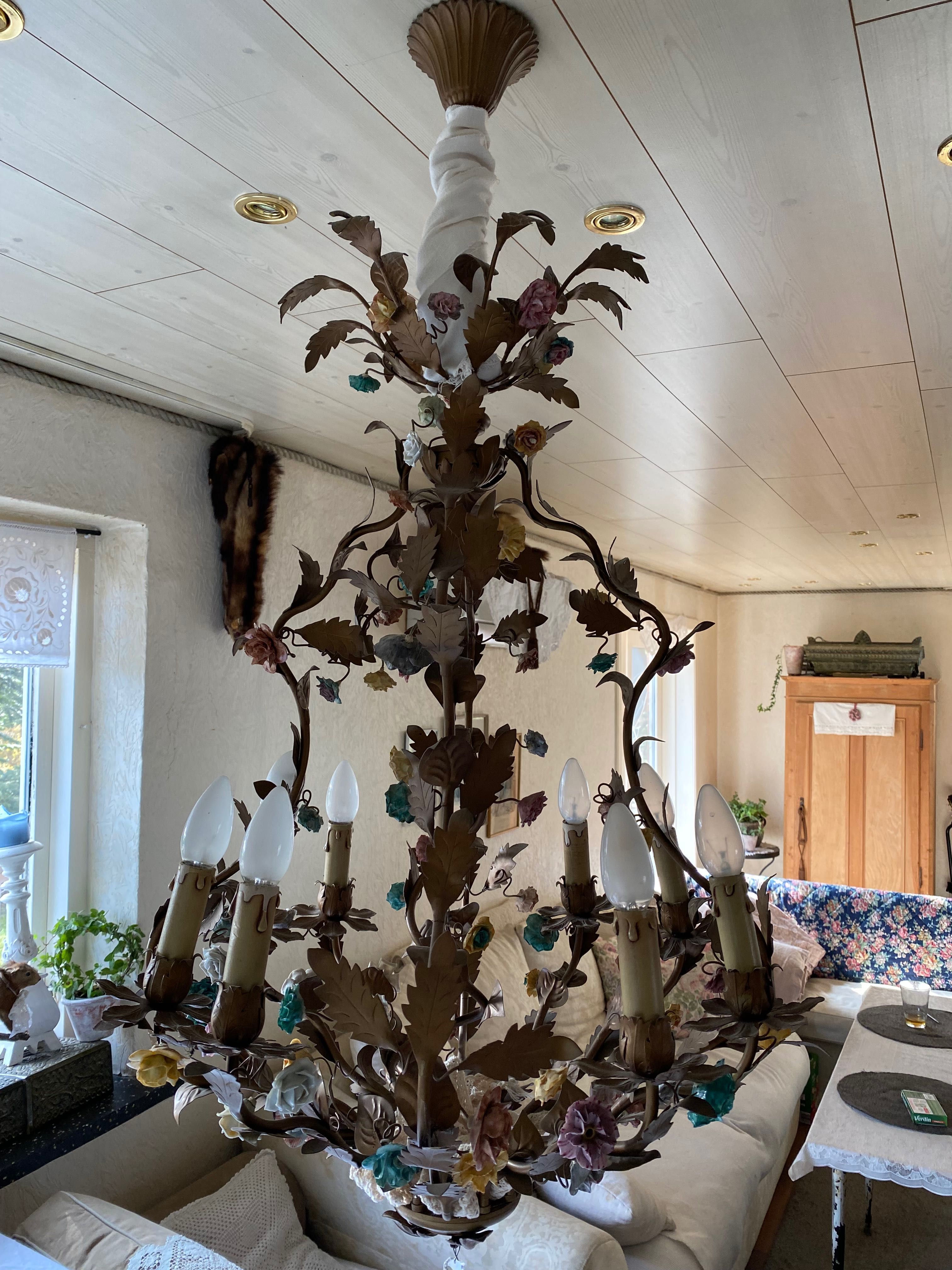 Żyrandol francuski stary z porcelanowymi kwiatkami