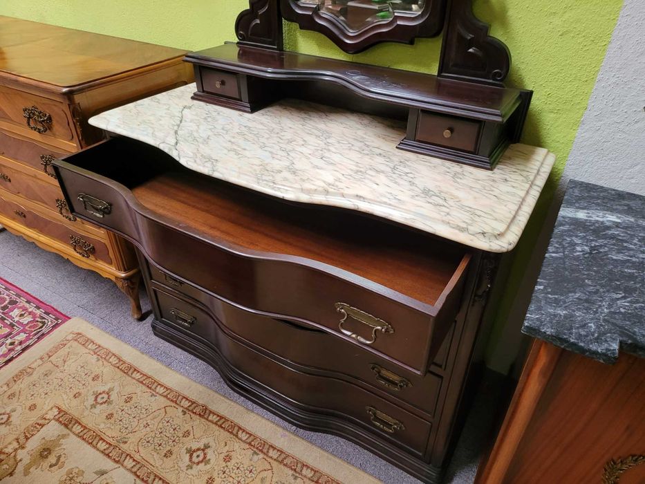 Cómoda antiga em madeira com tampo em pedra mais espelho