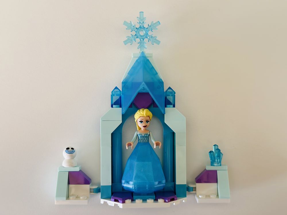 Конструктор LEGO Disney Frozen 2 Подвір'я палацу Ельзи 43199