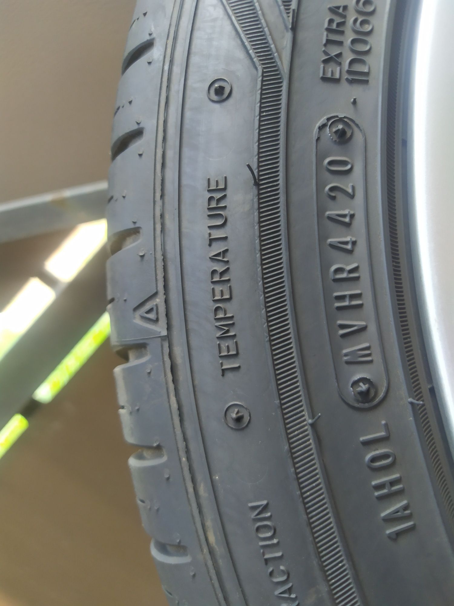 Продам  шини  235/45R17