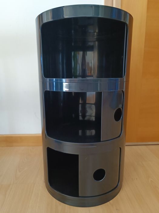 módulo de arrumação cilíndrico do tipo “Componibili”.