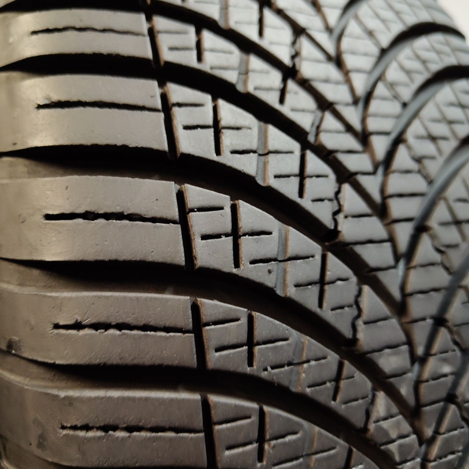 205/55/16 XL Sprzedam parę opon całorocznych Goodyear