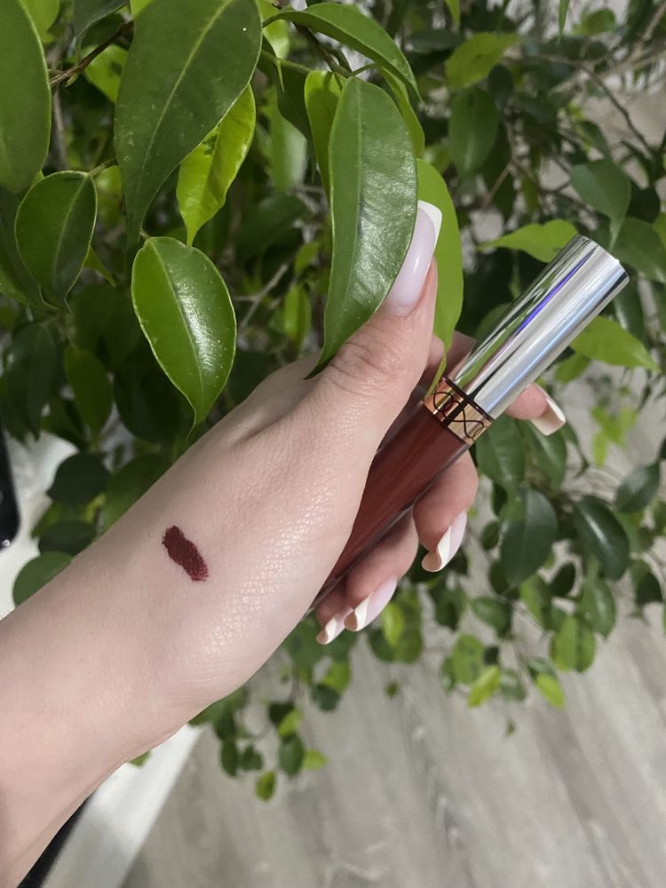 Anastasia Beverly Hills Liquid Lipstick винного відтінку
