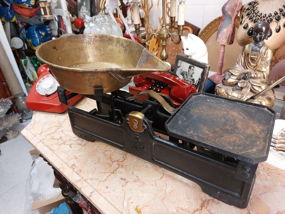 Antiga balança em ferro fundido e latão 5kg 

Balança mecânica, c