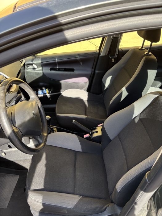 Peugeot 207 Sport 1.4 Gasolina 2008 - Fiável, económico e bem estimado