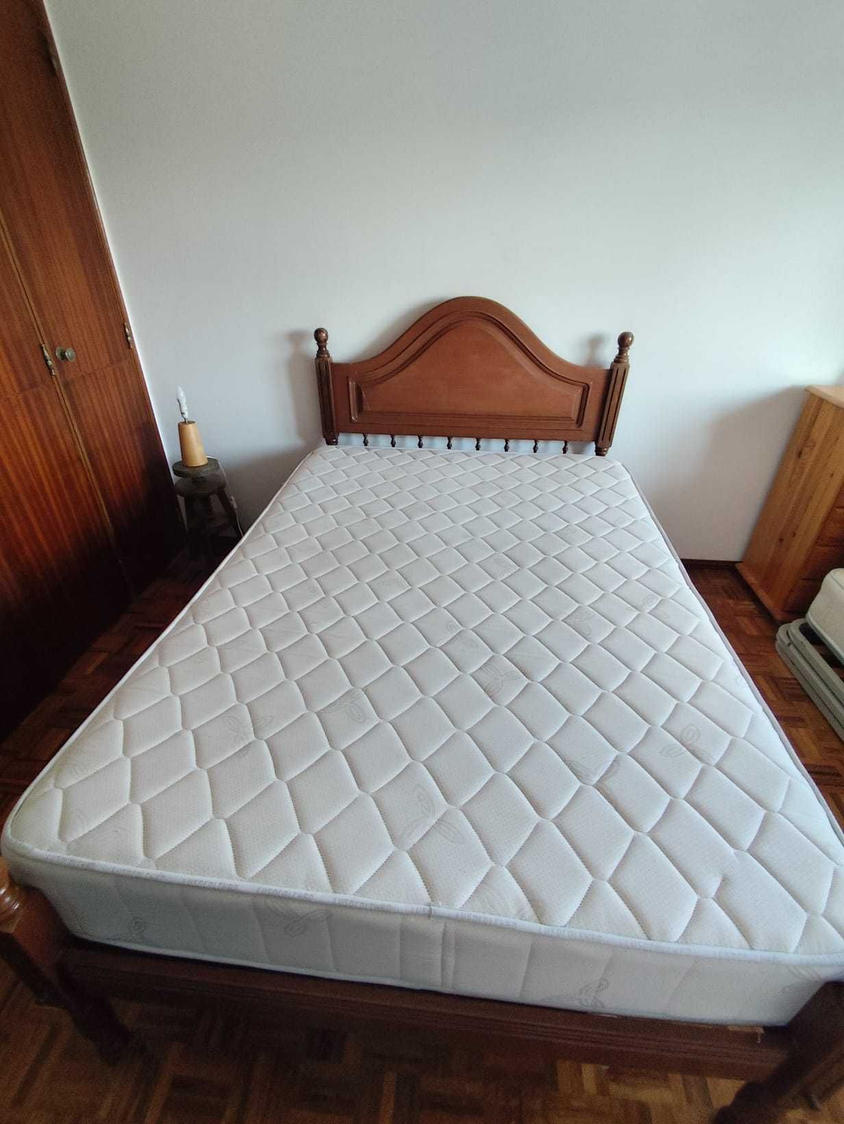 Cama de Madeira + Colchão - 122cm x 195cm