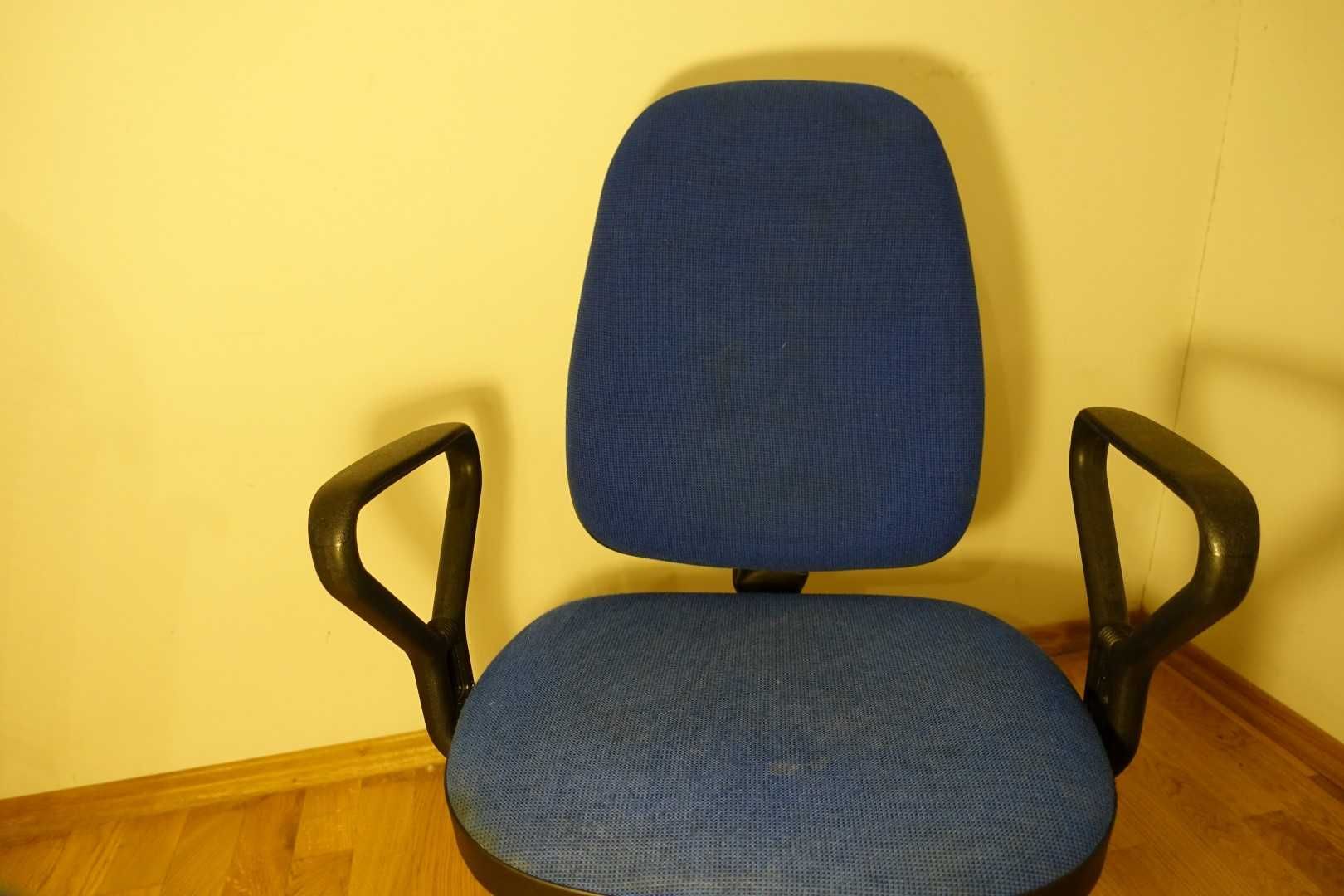 Krzesło biurkowe Nowy Styl z podłokietnikami, na kółkach,