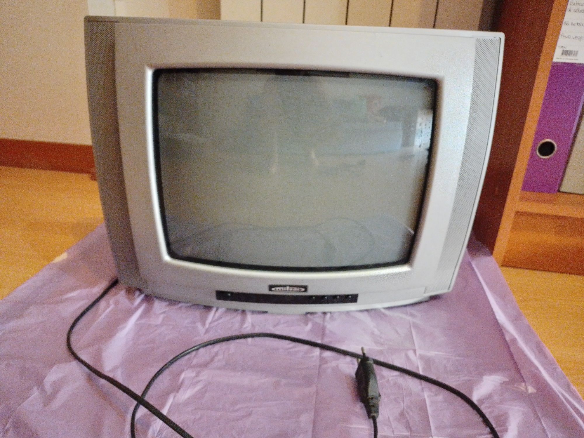 Televisor com suporte de parede