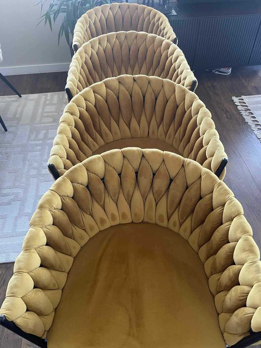 Plecione musztardowe krzesła