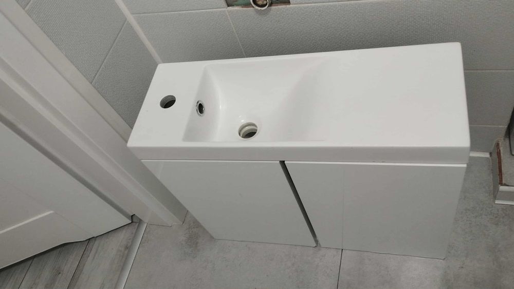 Wisząca szafka z umywalką