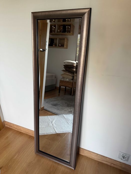 Lustro jak nowe, duże, wykończone śliczną ramą, z ornamentem na szybie