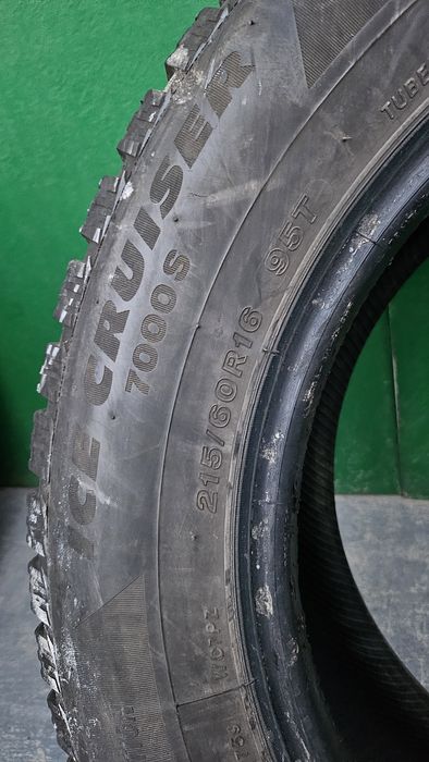 Зимові шини Bridgestone Ice Cruiser 7000 (215/60R16 95T)