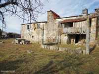 Moradia em pedra para restaurar em Adães Barcelos