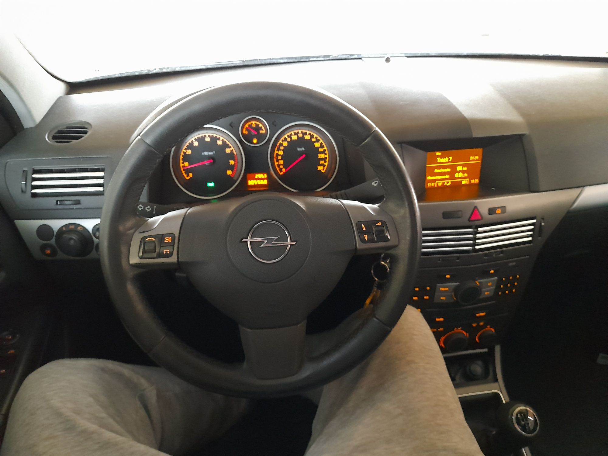 Opel Astra GTC 1.6 benzyna - CZARNA - , PRZEGLĄD prawie na ROK