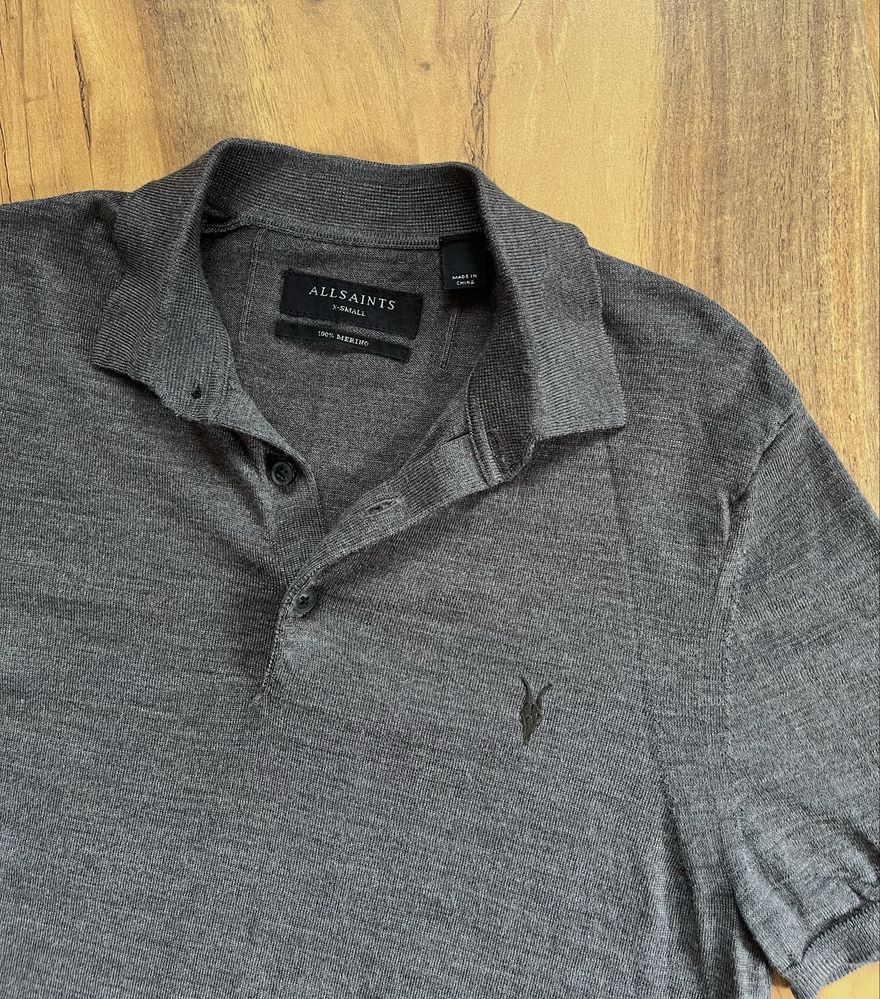 Поло AllSaints Merino Wool в стилі Old Money як Arne та Reiss-S