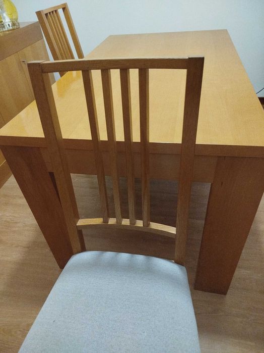 Mesa de sala impecável em madeira  com 4 cadeiras