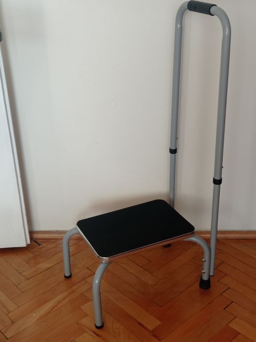 Stopień/schodek z poręczą dla seniora