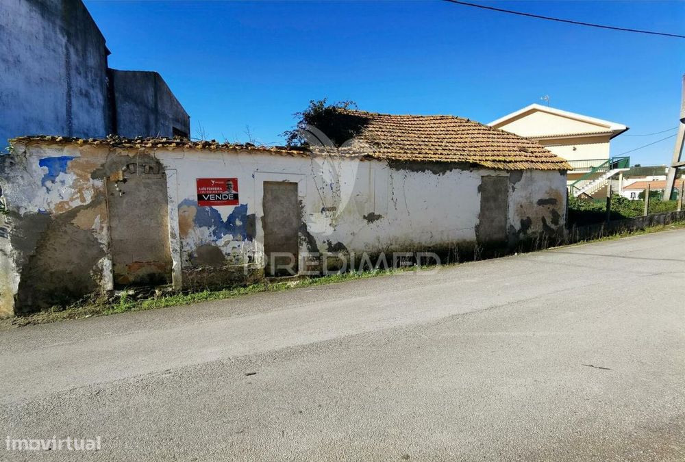 Casa de Aldeia para restaurar com terreno