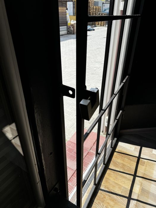 Грати на двері