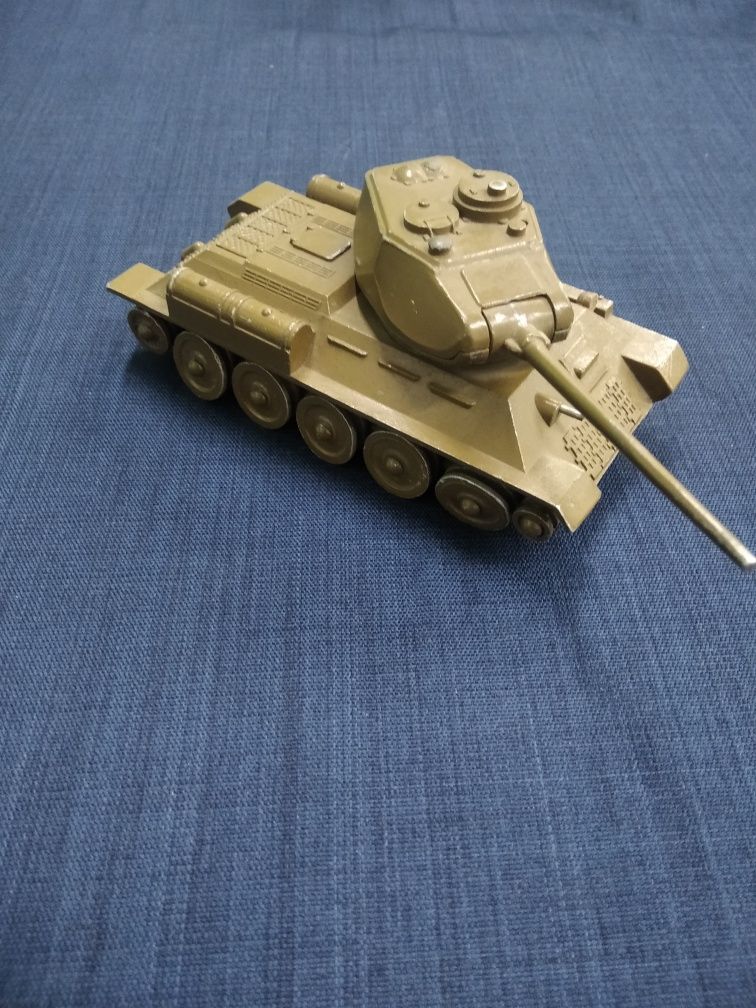 Модель танк т-34-85, в масштабе 1 :43 хаки