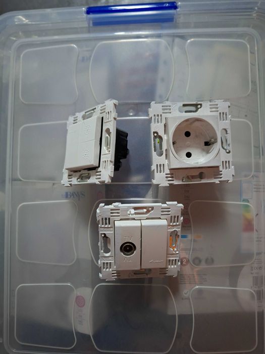 Conjunto de espelhos e tomadas da marca bticino