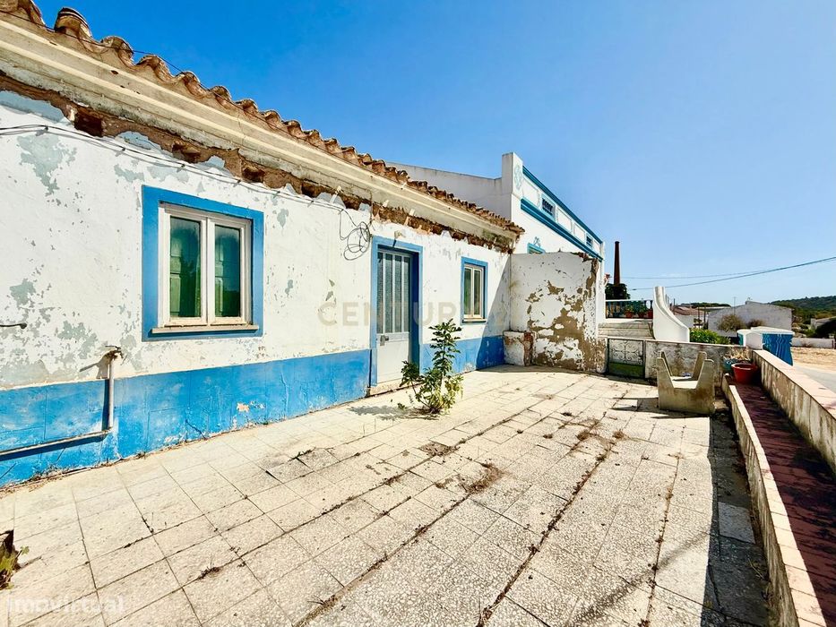 Moradia T3 | Para Recuperar | Logradouro | Tunes