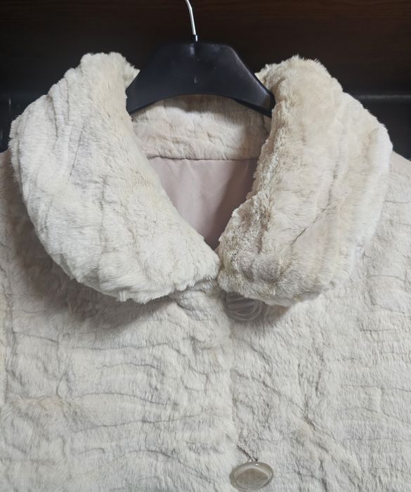 Casaco de peles curto, creme e revetsível