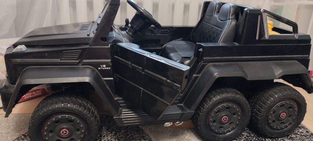 Дитячий електромобіль