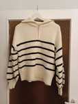 Sweter w czarne paski