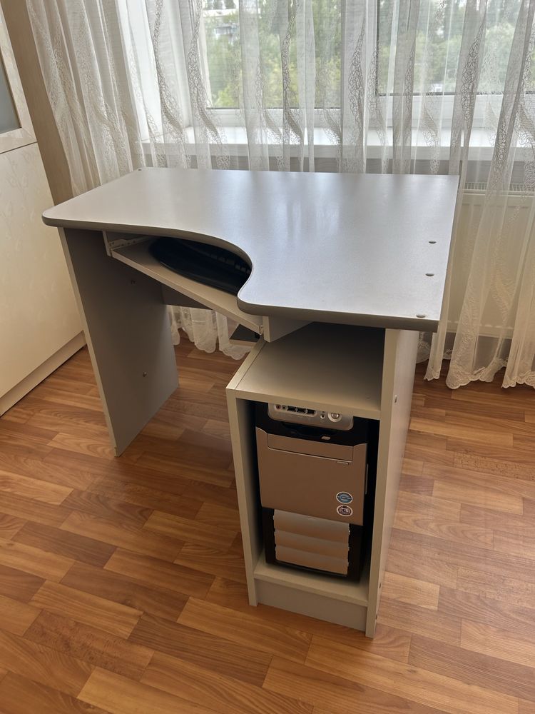 Компʼютерний стіл кутовий 1000 грн