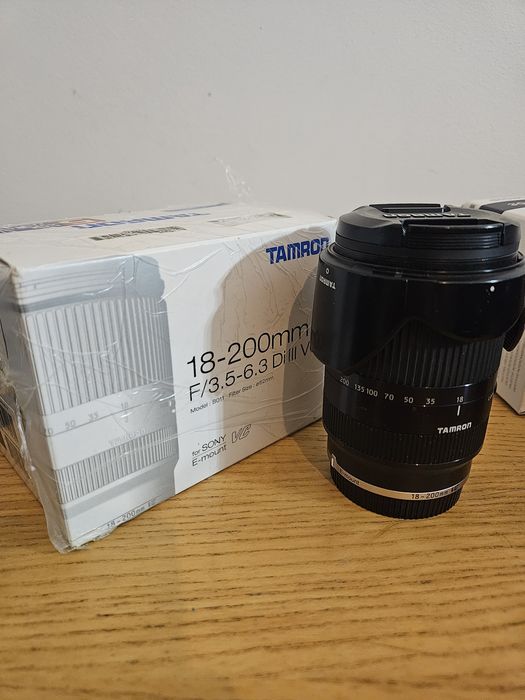 Aparat Sony A6000 z trzema obiektywami i akcesoriami