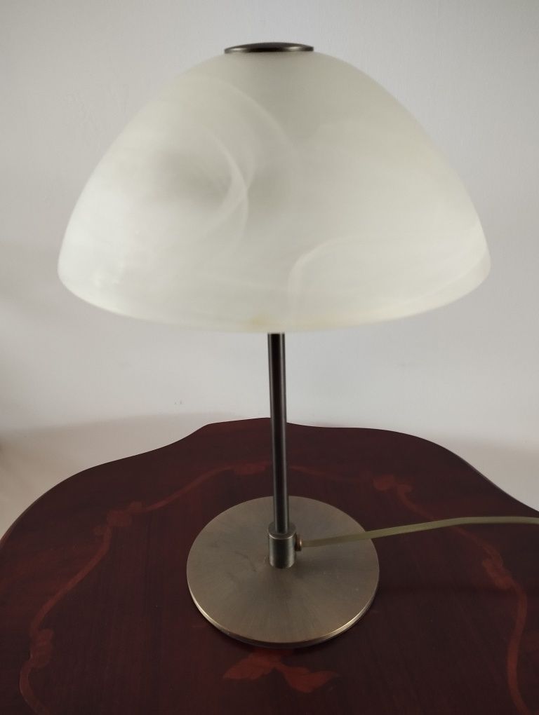 Lampka nocna metalowa ze szklanym kloszem