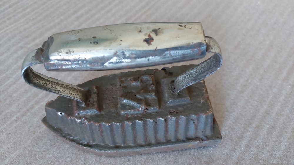 Чугунный утюг, праска "Красный литейщик" 4,5 кг.