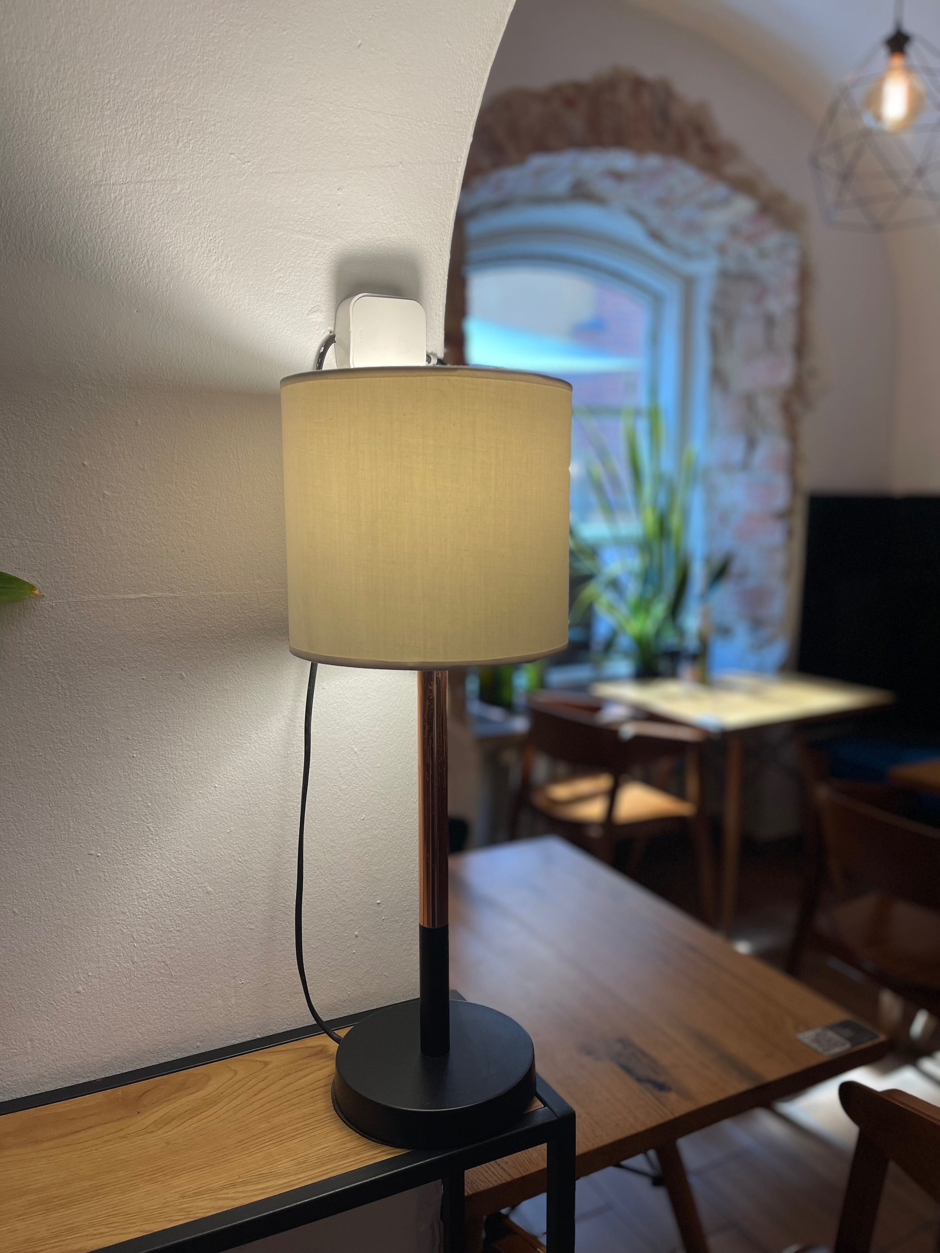 Lampa stołowa czarno-miedzane wykończenie