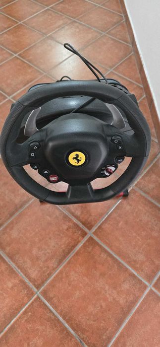 Volante e pedais com suporte