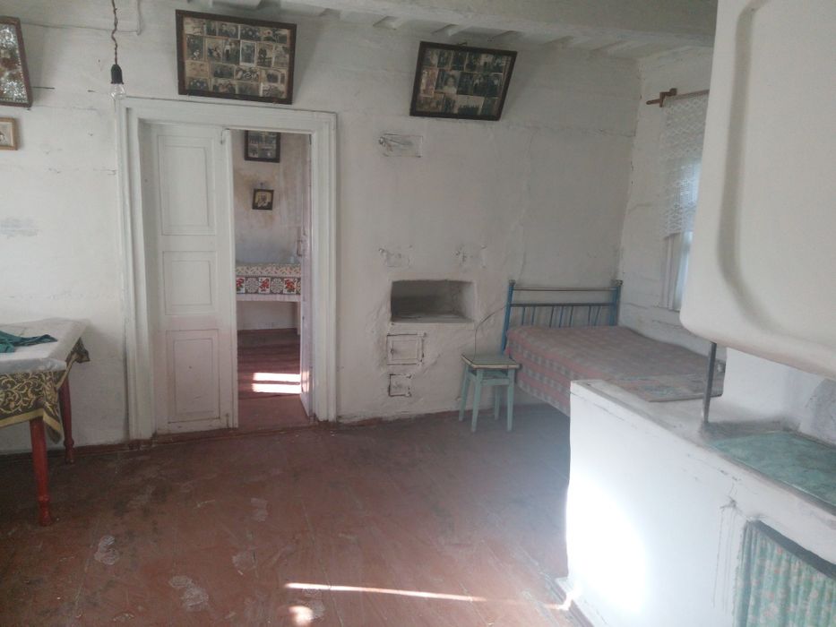 Дом - хата в селе с 30 сотками земли.