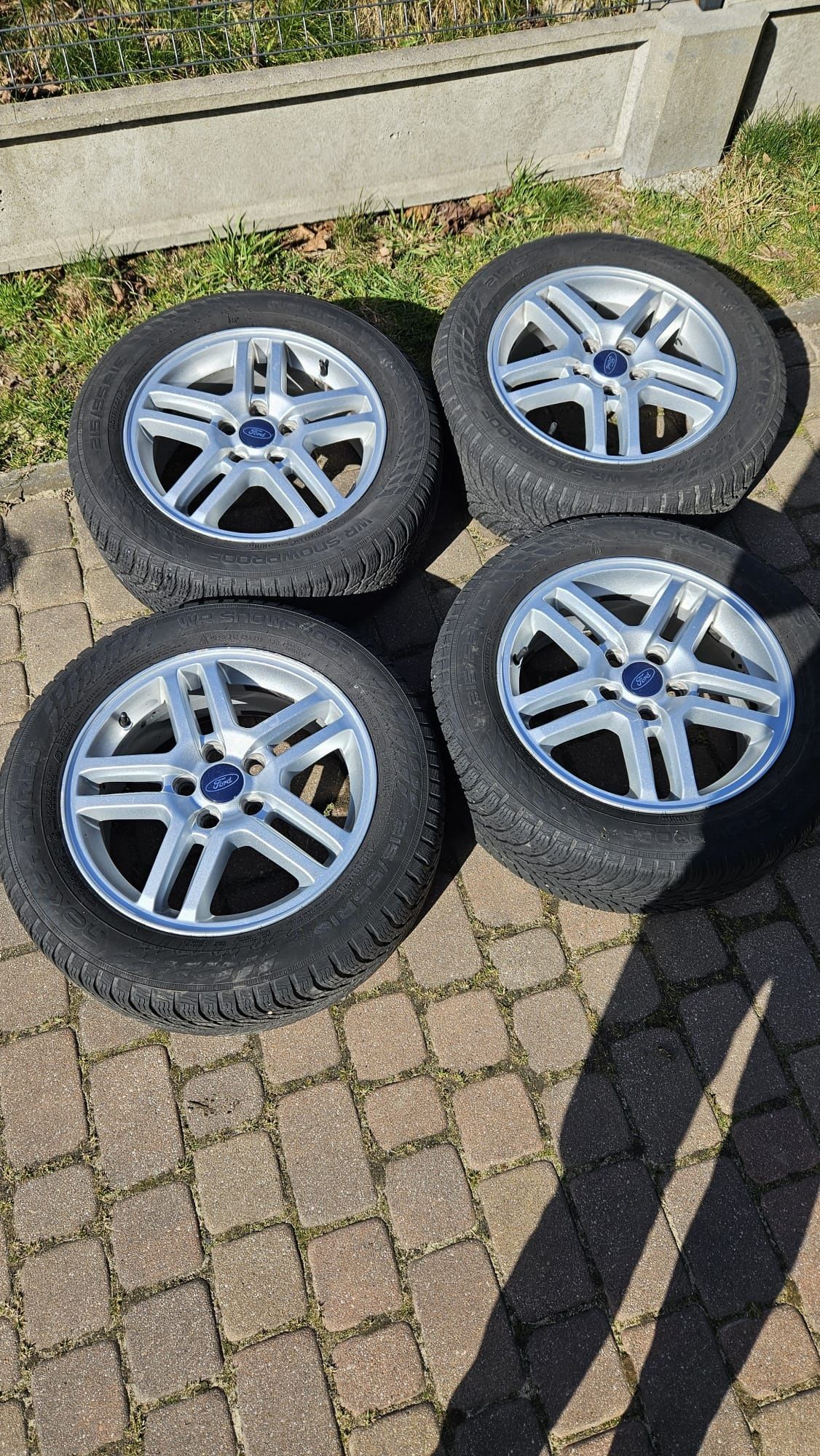 Sprzedam oryginalne felgi aluminiowe 16 Ford  z oponami zimowymi!!!