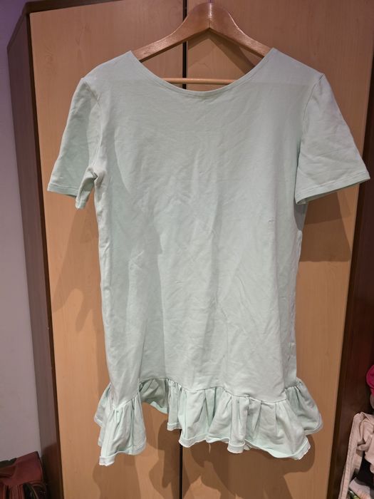 Tunika mietowa z falbanką na końcu.