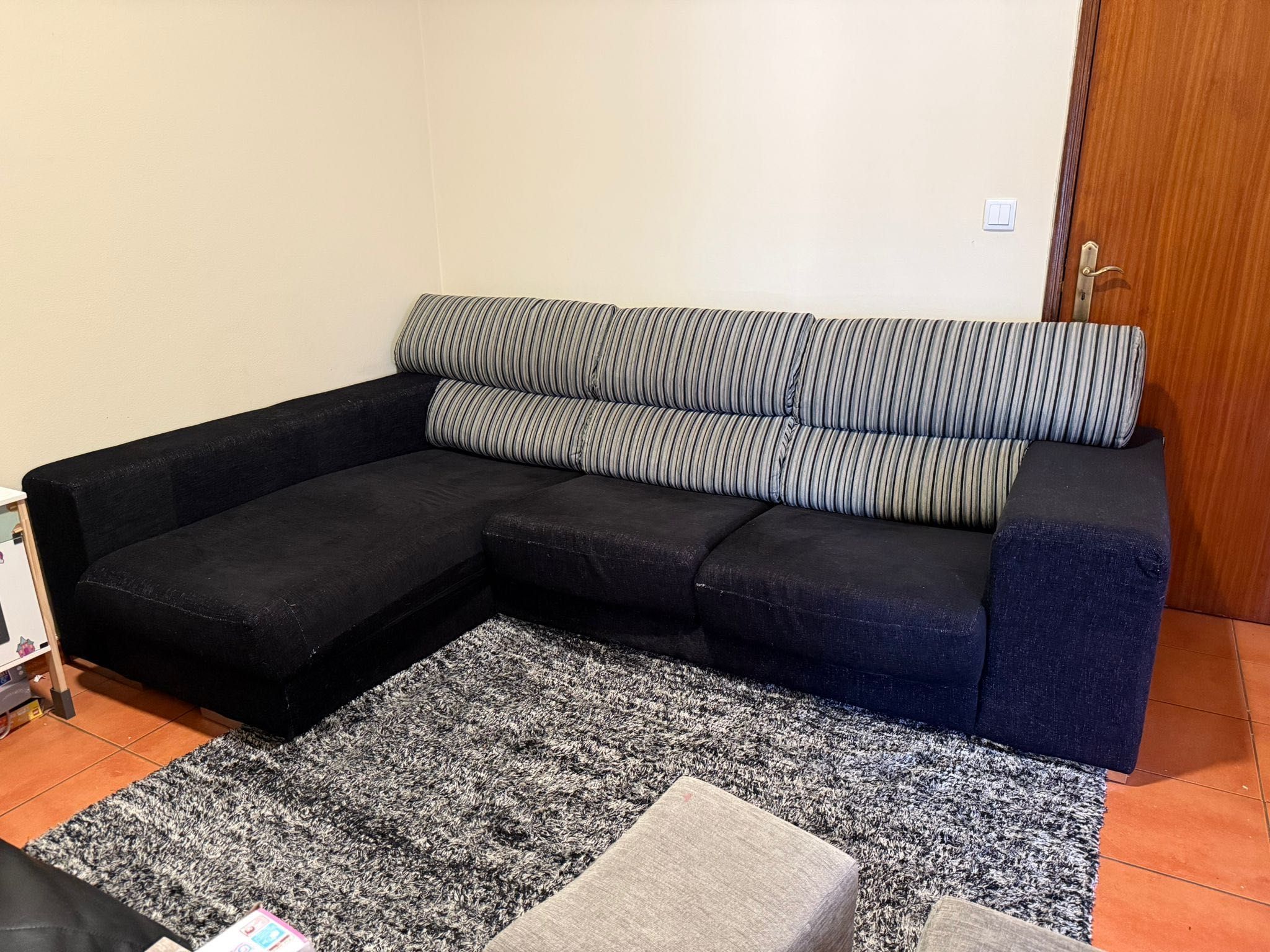 Sofá lounge com dois puffs