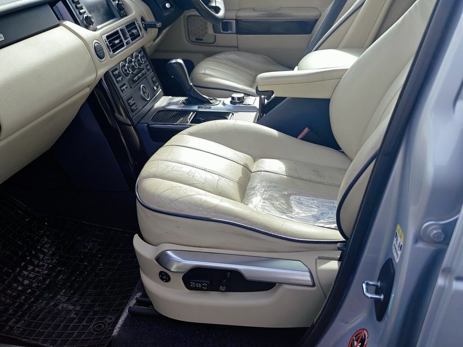 Розбираю лендровер  3.6 вог бі турбо . Запчастини кузовні е