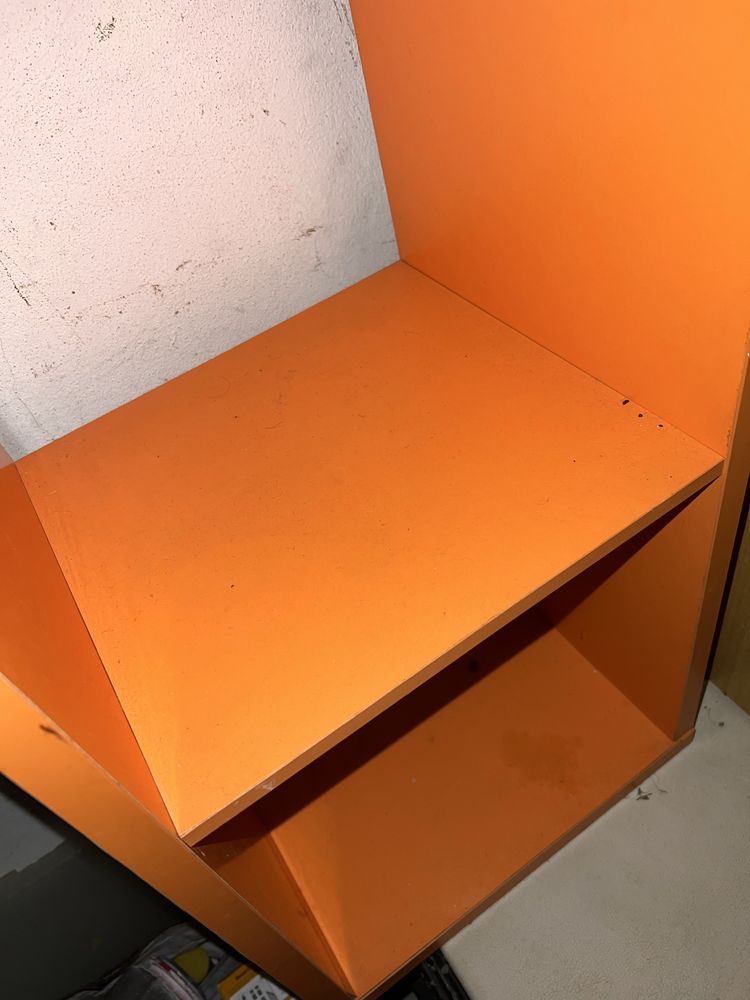 Estante laranja do ikea
