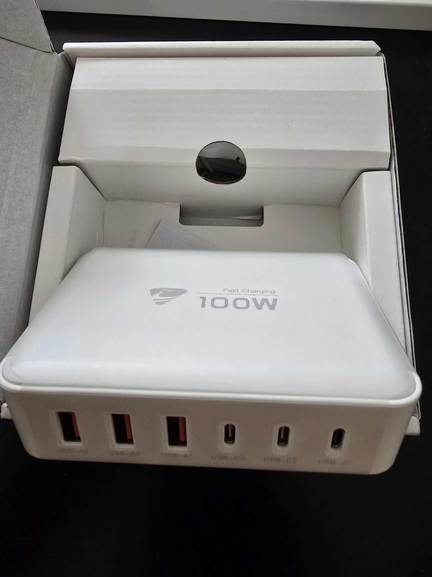 Szybka ładowarka USB-C Aione o mocy 100w