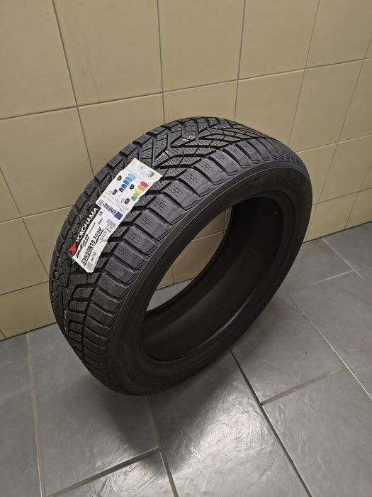 Opony zimowe Yokohama Bluearth Winter v906 235/50r19